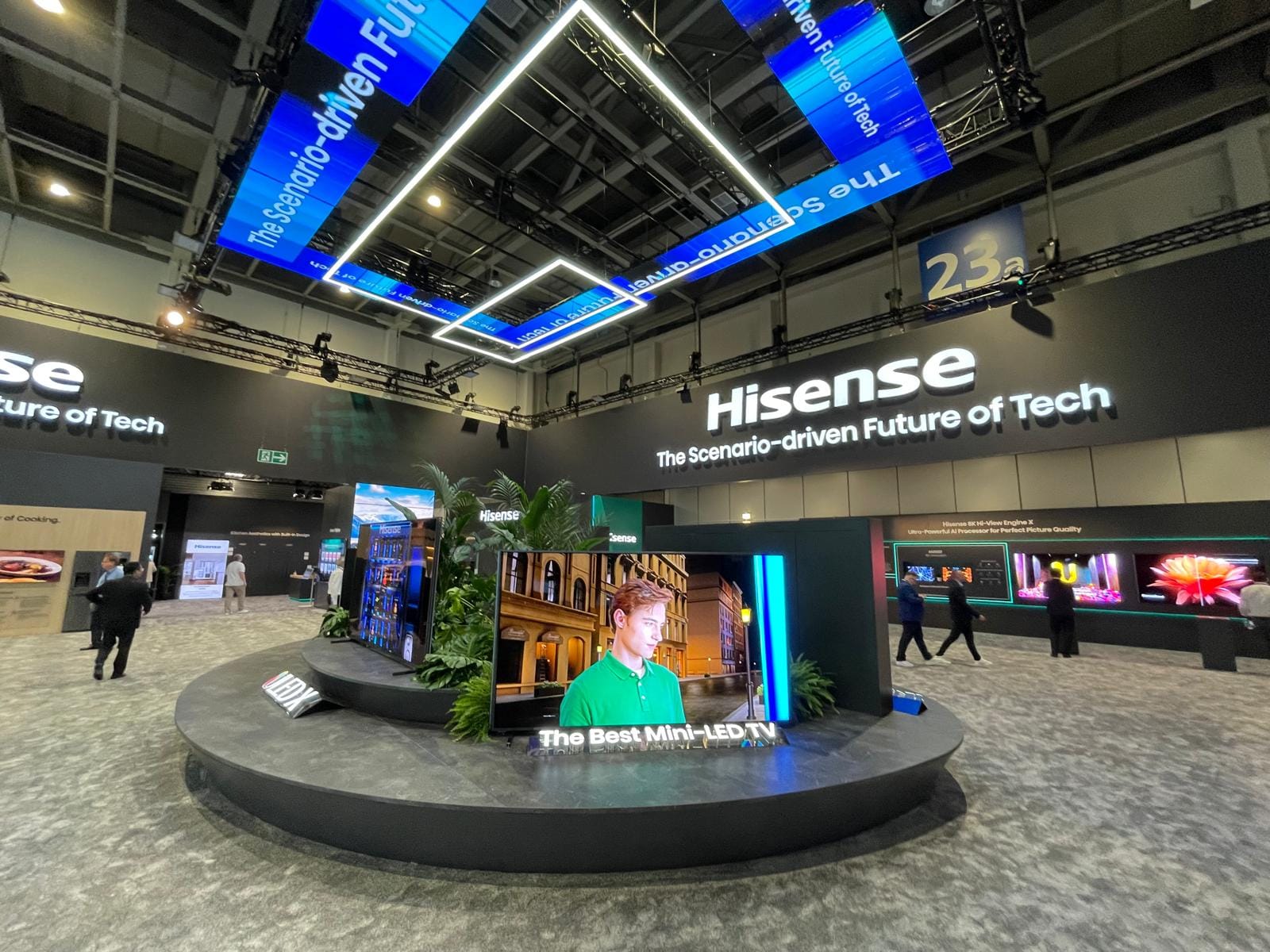 Stoisko technologicznej marki Hisense, nowoczesne stoisko wielkopowierzchniowe wypełnione multimedialnymi rozwiązaniami. Ekspozycja o powierzchni 3.450 m2 na targach IFA Berlin 2024. Kompleksowo zajęliśmy się budową stoiska dbając o każdy najmniejszy element wykończenia. Jako lider w budowie stoisk w całej Europie dostarczamy zawsze rozwiązania najlepszej jakości. Stoiska małe, piętrowe, wielkopowierzchniowe, nowoczesne, ekologiczne.