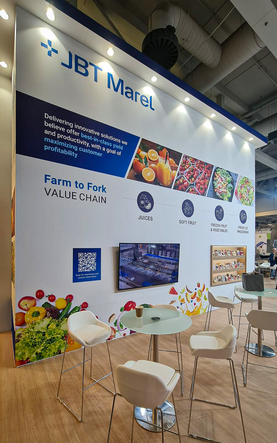 Stoisko na FRUIT LOGISTICA - wiodące targi dla globalnego sektora świeżych produktów spożywczych, obejmujące cały łańcuch dostaw od producenta do konsumenta. Stoisko piętrowe, nowoczesne o powierzchni 185 m2 parteru plus 40 m2 piętra – przy piętrowej zabudowie wymagania techniczne są wyjątkowo wysokie. W tym projekcie obciążenia konstrukcji wymagały precyzyjnych obliczeń oraz starannie opracowanych rozwiązań. Dzięki naszym autorskim rozwiązaniom sprostaliśmy tym wymaganiom, zapewniając pełne bezpieczeństwo i stabilność konstrukcji. Co więcej – ukończyliśmy budowę przed czasem. Na targach liczy się każda godzina. Pracujemy pod presją czasu, ale nigdy kosztem jakości i procedur bezpieczeństwa. To standard, na którym opieramy każdy projekt.
