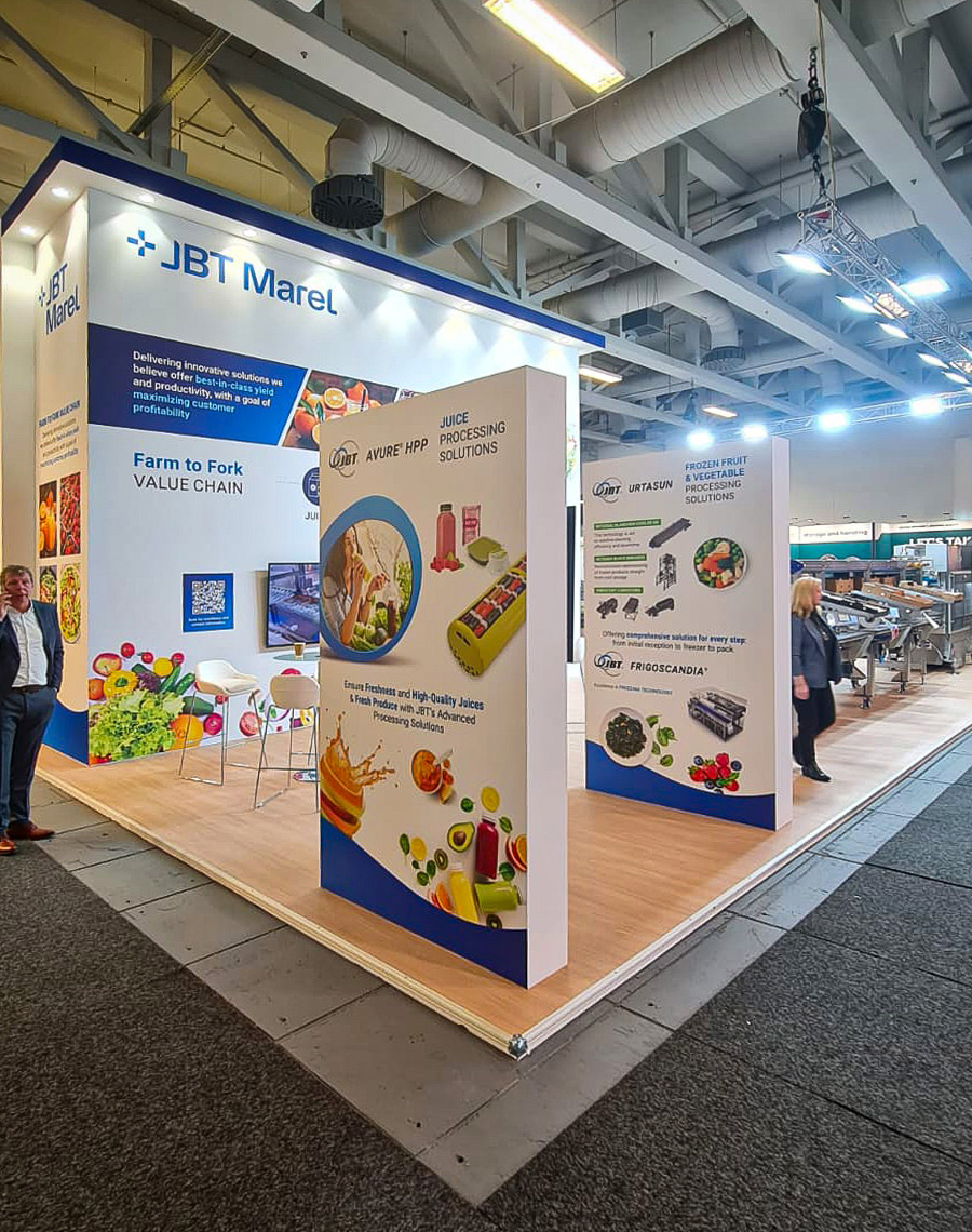 Stoisko na FRUIT LOGISTICA - wiodące targi dla globalnego sektora świeżych produktów spożywczych, obejmujące cały łańcuch dostaw od producenta do konsumenta. Stoisko piętrowe, nowoczesne o powierzchni 185 m2 parteru plus 40 m2 piętra – przy piętrowej zabudowie wymagania techniczne są wyjątkowo wysokie. W tym projekcie obciążenia konstrukcji wymagały precyzyjnych obliczeń oraz starannie opracowanych rozwiązań. Dzięki naszym autorskim rozwiązaniom sprostaliśmy tym wymaganiom, zapewniając pełne bezpieczeństwo i stabilność konstrukcji. Co więcej – ukończyliśmy budowę przed czasem. Na targach liczy się każda godzina. Pracujemy pod presją czasu, ale nigdy kosztem jakości i procedur bezpieczeństwa. To standard, na którym opieramy każdy projekt.