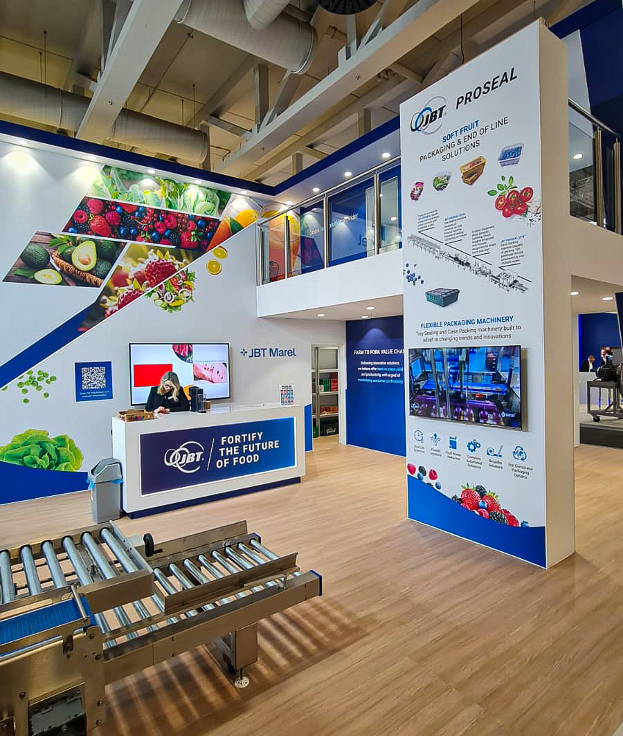Stoisko na FRUIT LOGISTICA - wiodące targi dla globalnego sektora świeżych produktów spożywczych, obejmujące cały łańcuch dostaw od producenta do konsumenta. Stoisko piętrowe, nowoczesne o powierzchni 185 m2 parteru plus 40 m2 piętra – przy piętrowej zabudowie wymagania techniczne są wyjątkowo wysokie. W tym projekcie obciążenia konstrukcji wymagały precyzyjnych obliczeń oraz starannie opracowanych rozwiązań. Dzięki naszym autorskim rozwiązaniom sprostaliśmy tym wymaganiom, zapewniając pełne bezpieczeństwo i stabilność konstrukcji. Co więcej – ukończyliśmy budowę przed czasem. Na targach liczy się każda godzina. Pracujemy pod presją czasu, ale nigdy kosztem jakości i procedur bezpieczeństwa. To standard, na którym opieramy każdy projekt.
