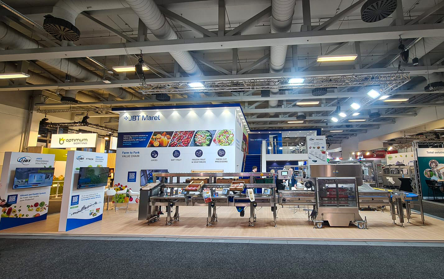 Stoisko na FRUIT LOGISTICA - wiodące targi dla globalnego sektora świeżych produktów spożywczych, obejmujące cały łańcuch dostaw od producenta do konsumenta. Stoisko piętrowe, nowoczesne o powierzchni 185 m2 parteru plus 40 m2 piętra – przy piętrowej zabudowie wymagania techniczne są wyjątkowo wysokie. W tym projekcie obciążenia konstrukcji wymagały precyzyjnych obliczeń oraz starannie opracowanych rozwiązań. Dzięki naszym autorskim rozwiązaniom sprostaliśmy tym wymaganiom, zapewniając pełne bezpieczeństwo i stabilność konstrukcji. Co więcej – ukończyliśmy budowę przed czasem. Na targach liczy się każda godzina. Pracujemy pod presją czasu, ale nigdy kosztem jakości i procedur bezpieczeństwa. To standard, na którym opieramy każdy projekt.