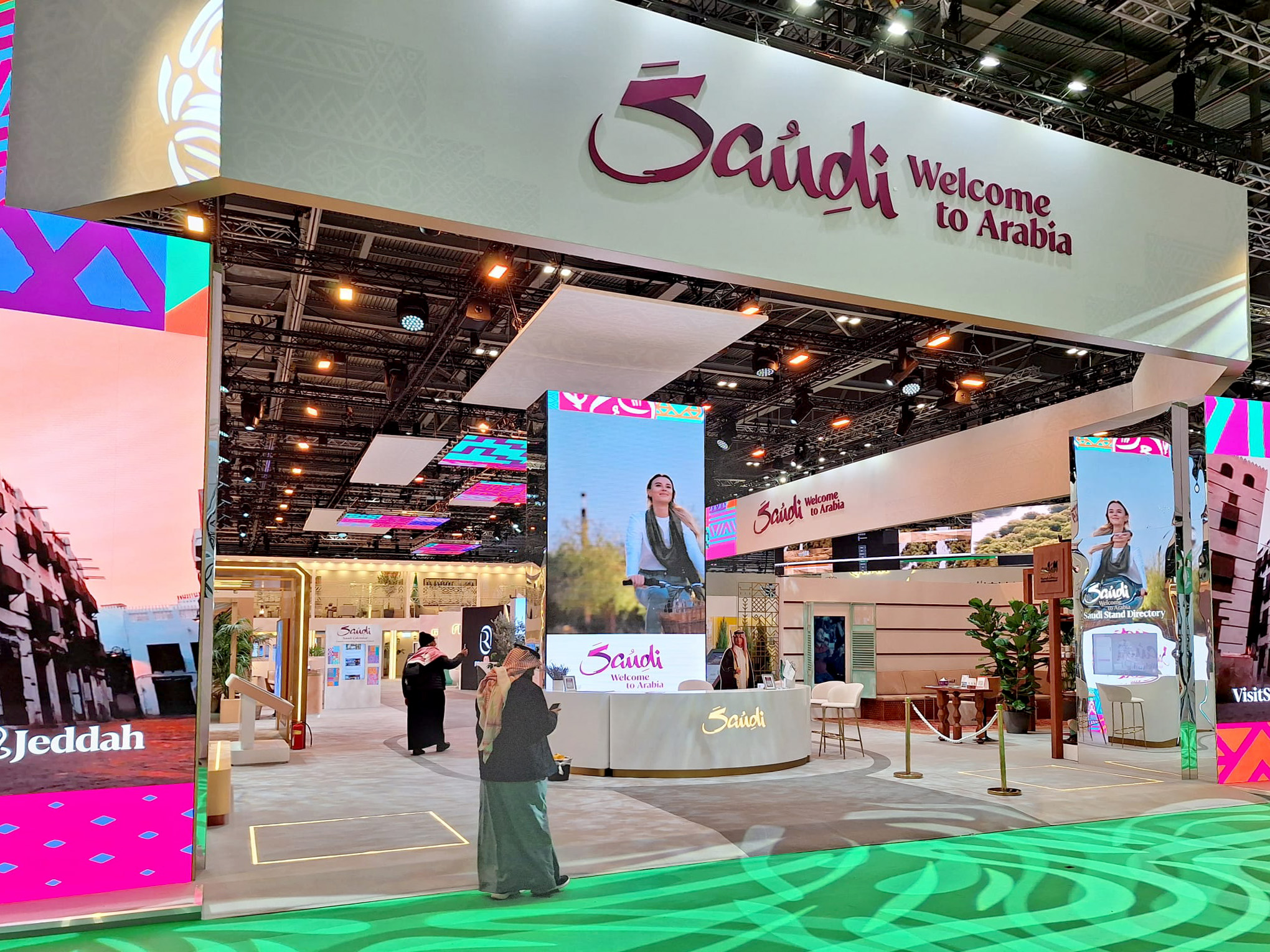 Stoisko wielkopowierzchniowe Saudi na WTM (World Travel Market). WTM to jedne z najważniejszych i największych na świecie targów branży turystycznej. To tutaj spotykają się przedstawiciele narodowych organizacji turystycznych, hoteli, linii lotniczych oraz biur podróży, aby ustalać trendy na nadchodzące sezony. Ekspozycja o powierzchni 2200 m2.
