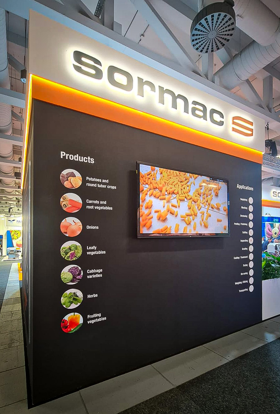 Stoisko marki Sormac na targach spożywczych Fruit Logistica 2025 w Berlinie, stoisko o powierzchni 285 m2. Ekspozycja wykonana z dbałością o najmniejszy detal. Targi marek i produktów spożywczych wymagają perfekcyjnie wykończonego stoiska, BWS EXPO Plus jako lider zabudowy w Europie gwarantuje wykonanie stoiska z dbałością o najmniejszy detal.