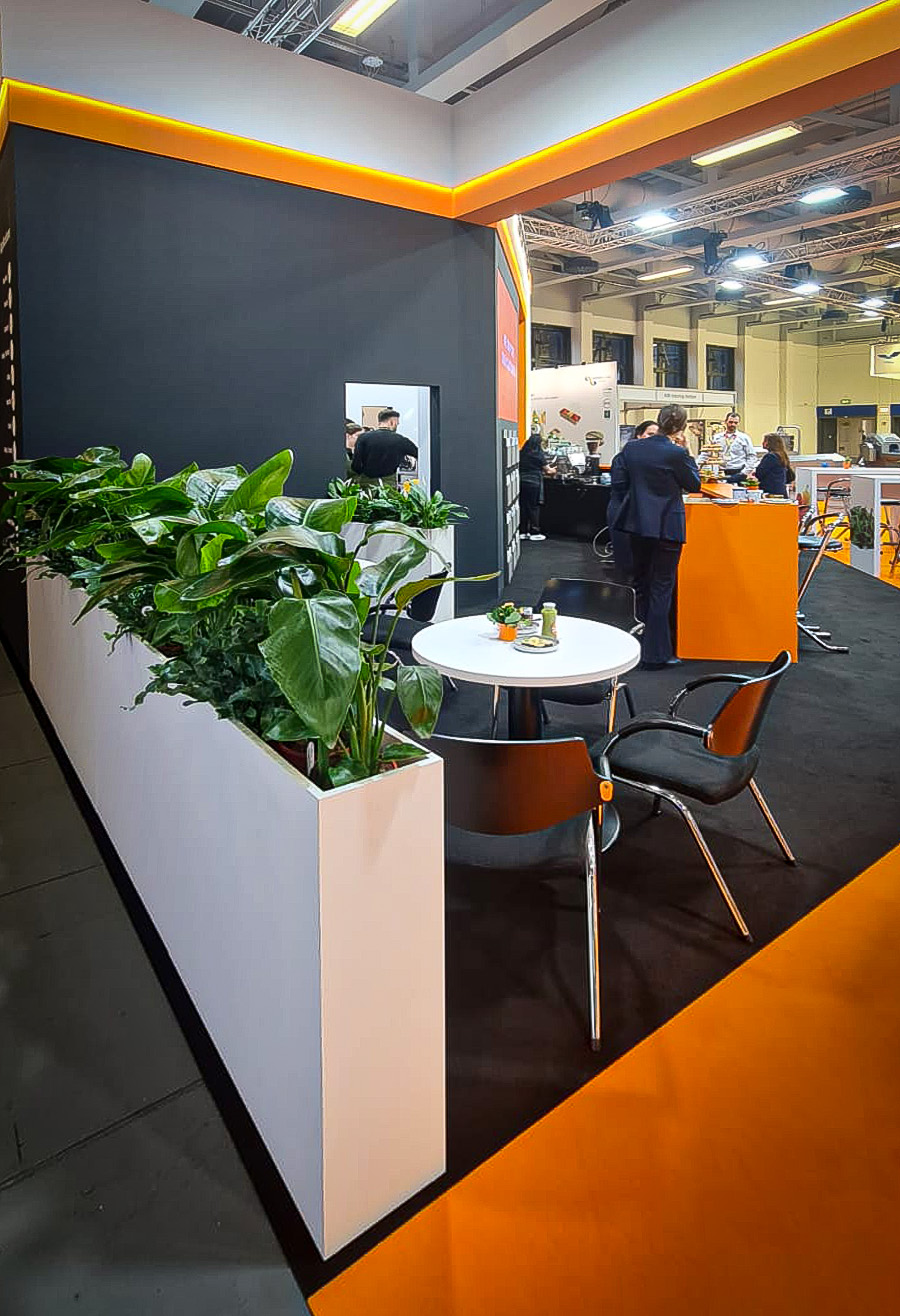 Stoisko marki Sormac na targach spożywczych Fruit Logistica 2025 w Berlinie, stoisko o powierzchni 285 m2. Ekspozycja wykonana z dbałością o najmniejszy detal. Targi marek i produktów spożywczych wymagają perfekcyjnie wykończonego stoiska, BWS EXPO Plus jako lider zabudowy w Europie gwarantuje wykonanie stoiska z dbałością o najmniejszy detal.