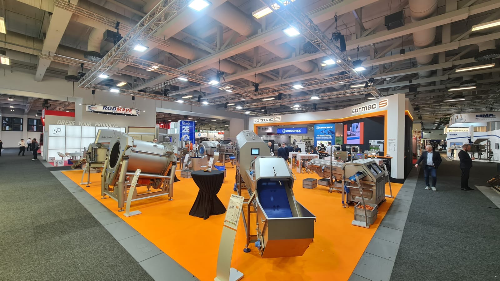 Stoisko marki Sormac na targach spożywczych Fruit Logistica 2025 w Berlinie, stoisko o powierzchni 285 m2. Ekspozycja wykonana z dbałością o najmniejszy detal. Targi marek i produktów spożywczych wymagają perfekcyjnie wykończonego stoiska, BWS EXPO Plus jako lider zabudowy w Europie gwarantuje wykonanie stoiska z dbałością o najmniejszy detal.
